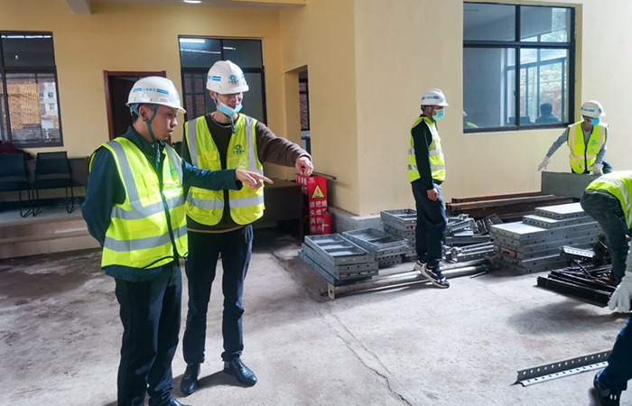 1653617713689922.jpg (小圖)公司副總楊永檢查指導鋁模拼裝情況1.jpg